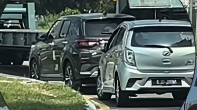 违停转弯处遭罗里刮花  网民拍手叫好：自作自受！