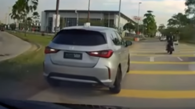 疑错过路口硬要倒退！轿车无视鸣笛 猛撞后车