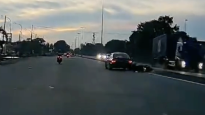 视频｜轿车疑故意撞倒摩托后逃跑！男见义勇为猛追60秒拍下车牌