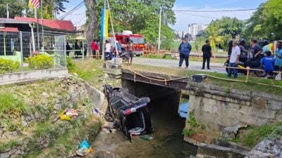轿车突失控撞栏杆坠河 车内5人乱成一团 居民跳河救人