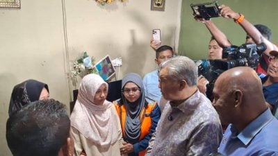 一家六口坠河亡 | 黑暗路夺命！扎希下令改善路段安全措施