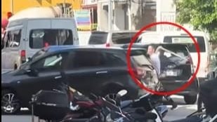 轿车碰撞司机铁条击打 警方：追查嫌犯