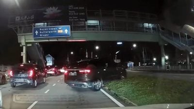 塞车还是避路检？ 休旅车爬分隔带
