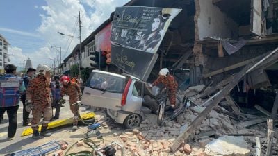 视频|轿车失控猛撞战前建筑 77岁司机瓦砾下饱受惊吓