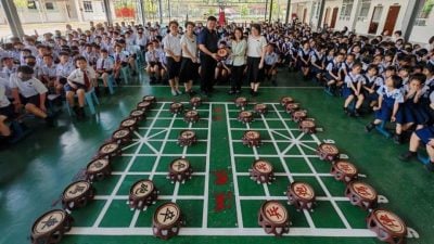 熊豪彬亲制支持 善牧获赠大型象棋