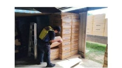 今年最大宗 沙水警突击纳闽甘榜破获700万令吉私烟逮8人