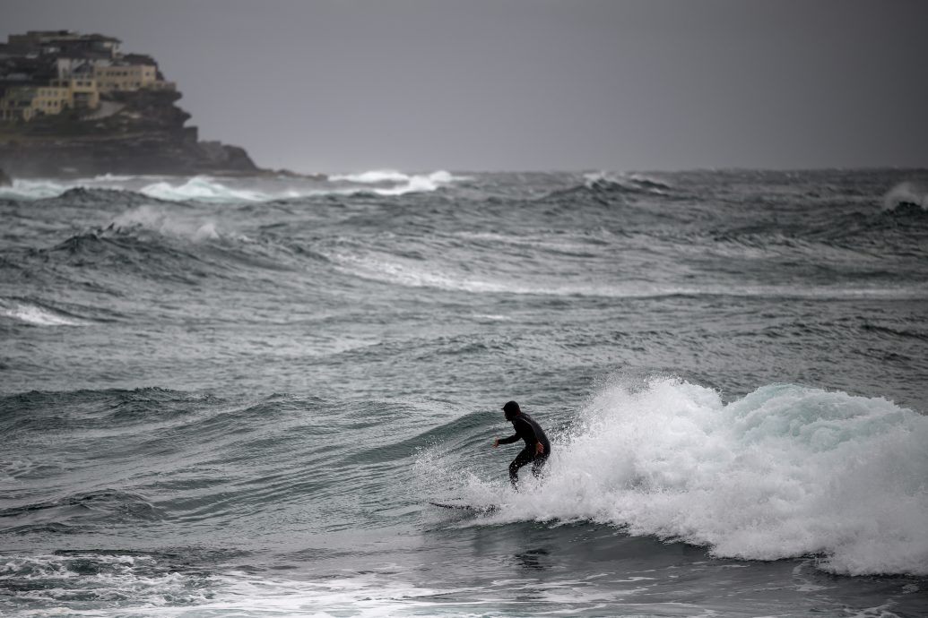 A“炸弹气旋”袭击新州 悉尼多航班取消火车