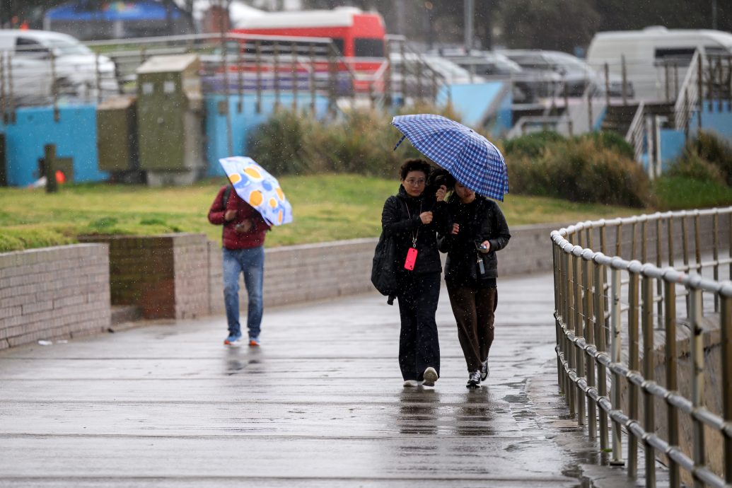 A“炸弹气旋”袭击新州 悉尼多航班取消火车