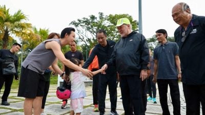 周日现身隆湖滨植物公园 元首与民散步交流
