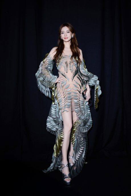 Angelababy晒小海绵合照 叶片透视装辣出新高度