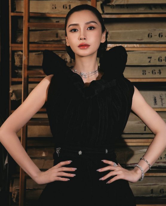 Angelababy晒小海绵合照 叶片透视装辣出新高度