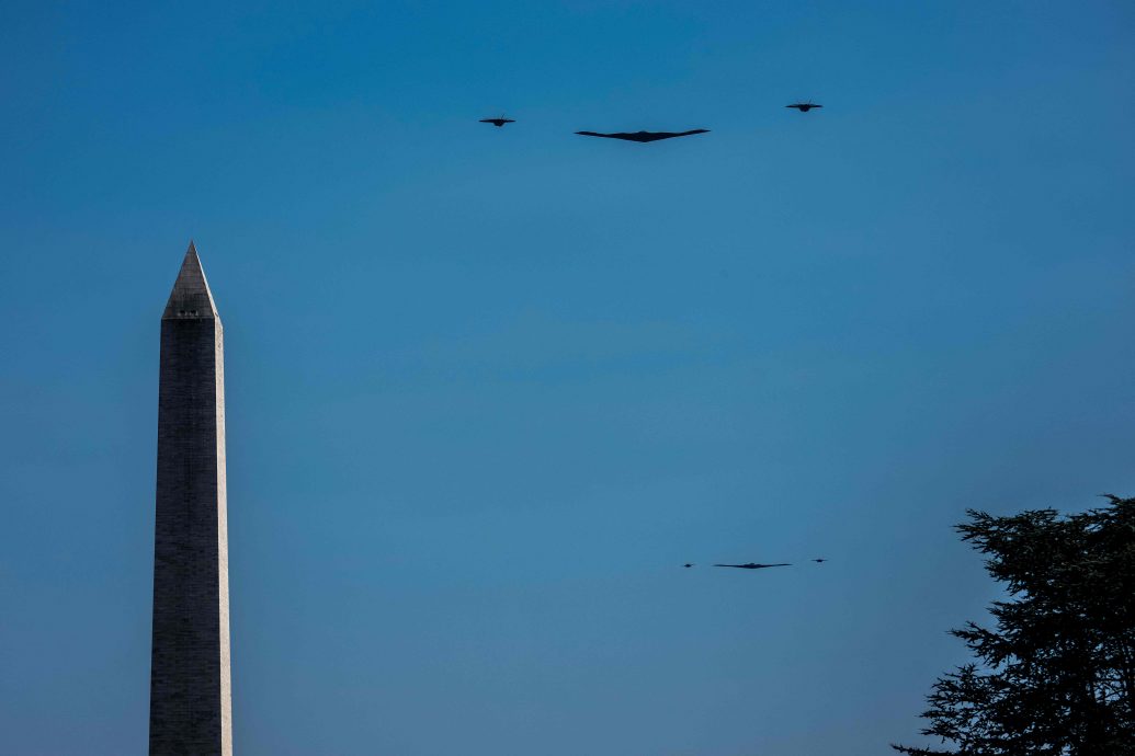 B-2轰炸机和F-35飞越白宫 特朗普赞轰炸伊朗行动“完美无瑕”