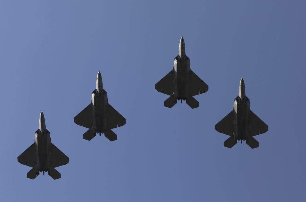 B-2轰炸机和F-35飞越白宫 特朗普赞轰炸伊朗行动“完美无瑕”