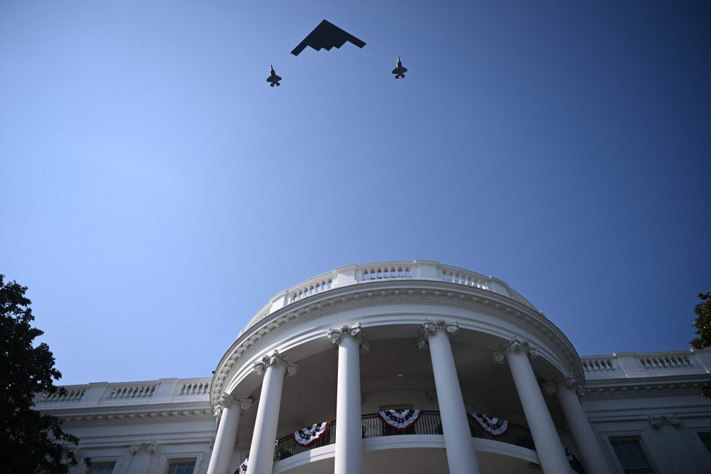 B-2轰炸机和F-35飞越白宫 特朗普赞轰炸伊朗行动“完美无瑕”