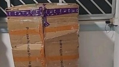 男子网购电动轮椅 充电冒火花还跳电