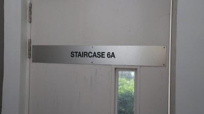 四周没衔接其他建筑结构 组屋惊现‘神秘门’ 用途成谜惹热议