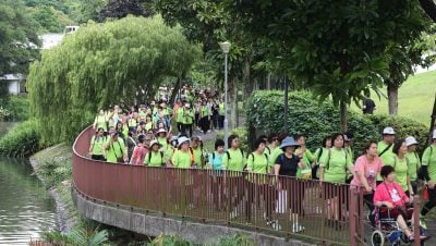 欢庆三周年 梁志强今早率3000人‘趴趴走’ 80艺人到场支持