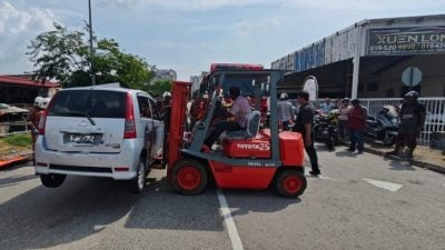 76岁炒米粉女小贩遭车碰撞辗毙 女儿跪地痛哭送别