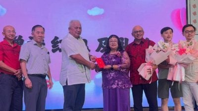 杏坛服务近34年 . 中华二校教师黄扬琴荣休