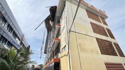 暴风雨掀翻联邦大厦屋顶 . 三楼办公室全面瘫痪
