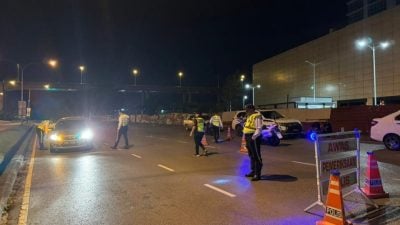 警方主要道路设路障 . 2司机酒驾被捕