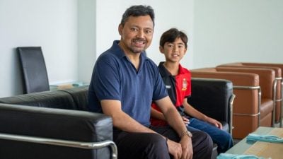 皇太子㩦儿观看足联赛．皇太子球队首场狂胜