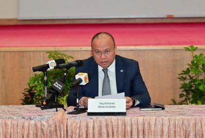 卫长：新卫生服务收费实施 . 紫色身份证医疗费 自付