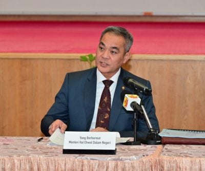 内长：首阶段医险保障政策 . 涵盖特定永久居民移民证者