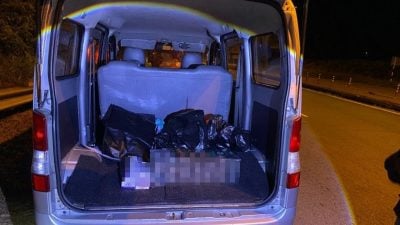 警方执法机构联合路检．查获交通违规 毒品 私烟