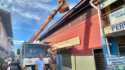 文冬两位村长助修复羽球场破损屋顶