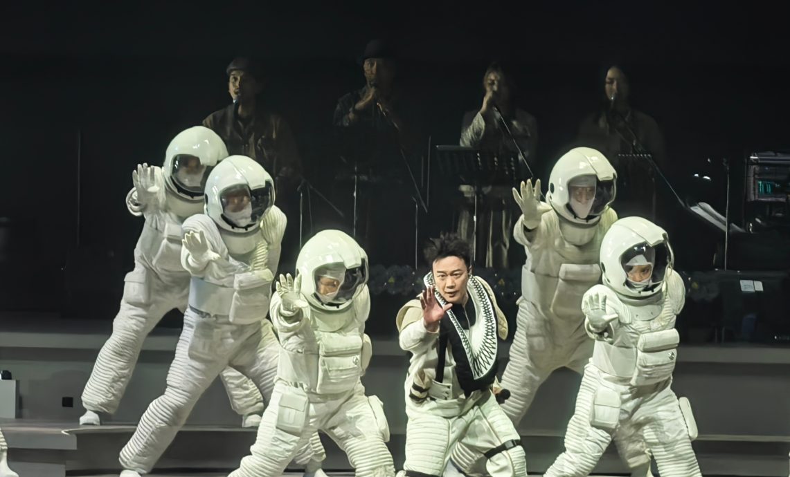 视频|砰！陈奕迅台上踩空重摔 秒起身表演画面曝光