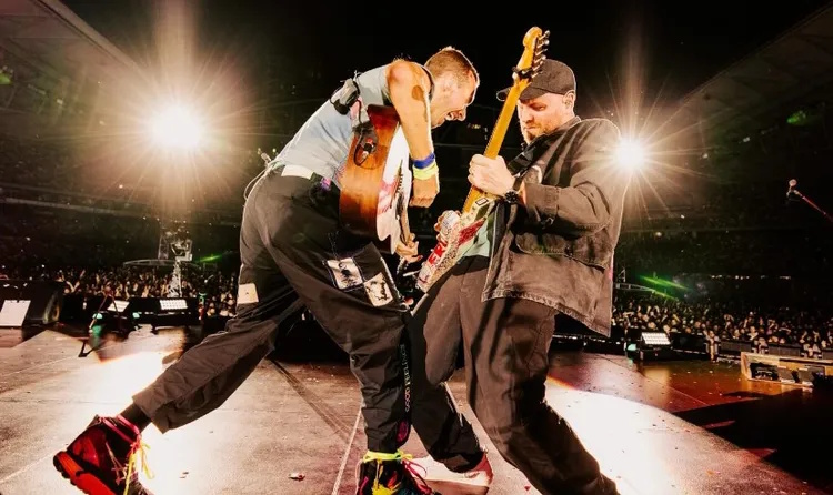 Coldplay不想再抓奸了!基斯马汀发出“化妆预告”