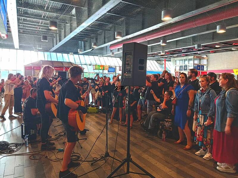 ​捷克突发大停电瘫痪交通 车站滞留群众听摇滚乐团合唱