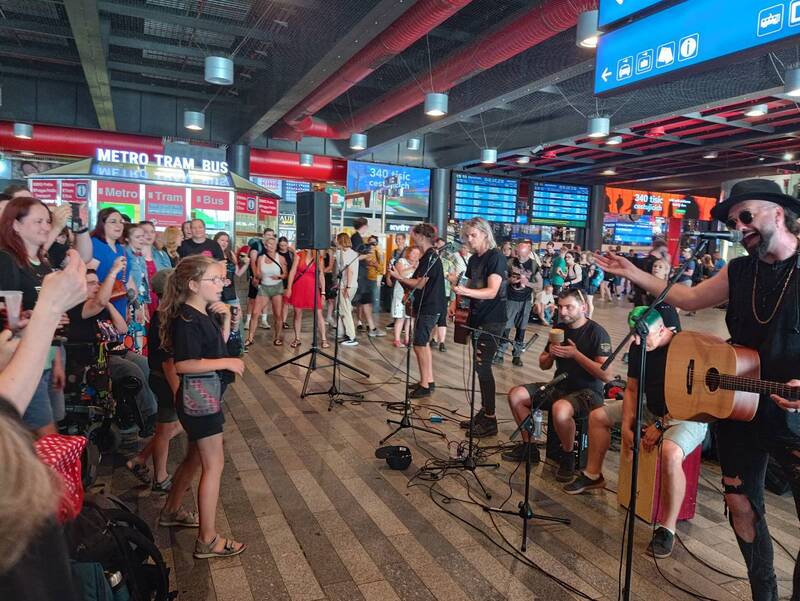 ​捷克突发大停电瘫痪交通 车站滞留群众听摇滚乐团合唱