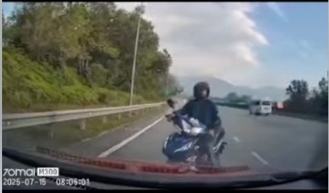 “你把我老婆藏后车厢!” 摩托男大道狂追 吓坏电召车女司机