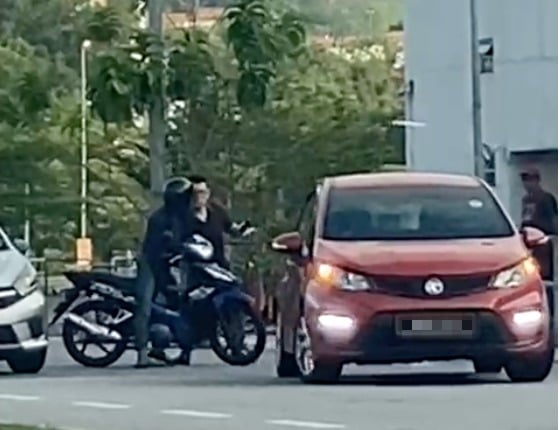 “你把我老婆藏后车厢!” 摩托男大道狂追 吓坏电召车女司机