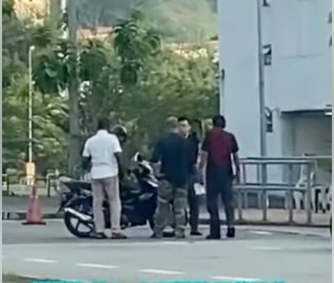 “你把我老婆藏后车厢!” 摩托男大道狂追 吓坏电召车女司机