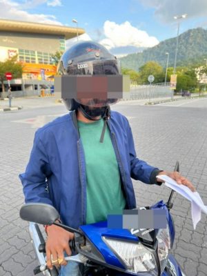 “你把我老婆藏后车厢!” 摩托男大道狂追 吓坏电召车女司机