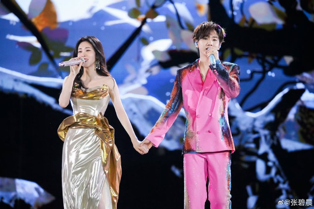 “唯一原唱”争议|汪苏泷深圳玩谐音梗反击 张碧晨1周前唱《年轮》成绝响