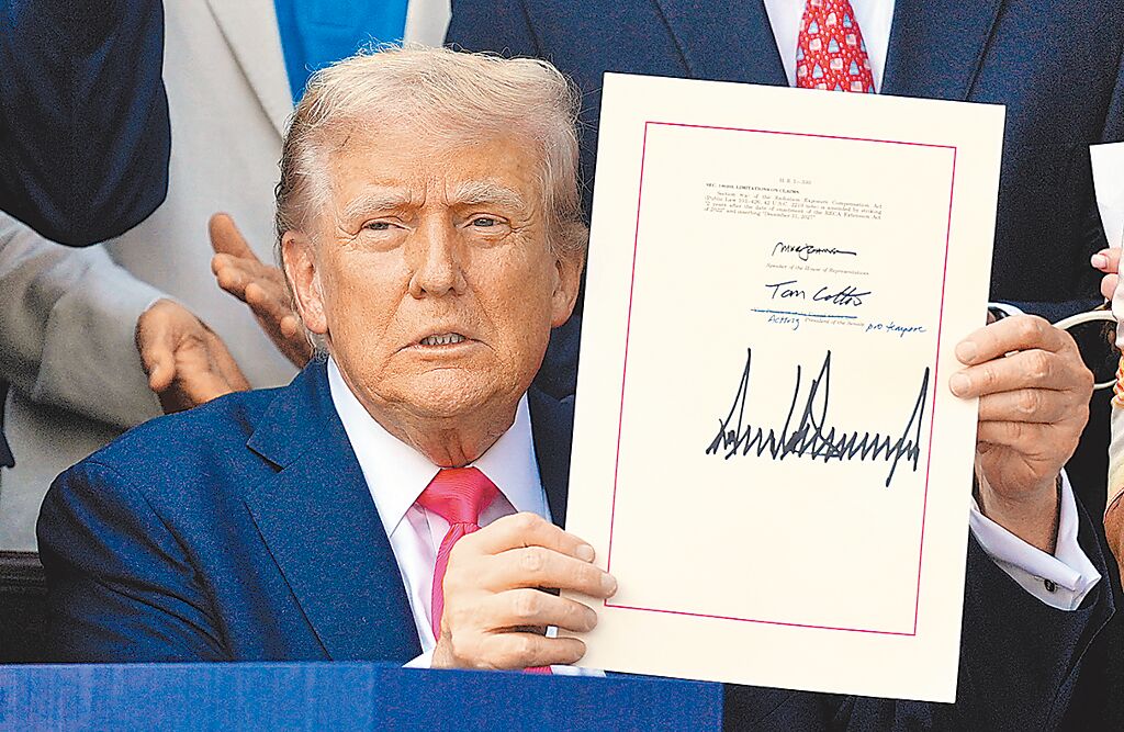 “没见过中国有风电厂”特朗普被网民酸：有点土