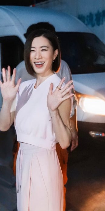 《新闻女王2》深圳杀青 佘诗曼成集邮对象