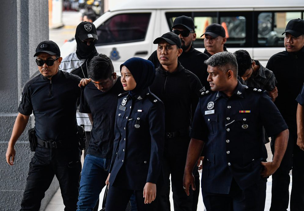 一名泊车管理员今日在3所推事庭面对共11项涉及持有仿制手枪、刑事恐吓及伤人罪名的指控／忆佩处理