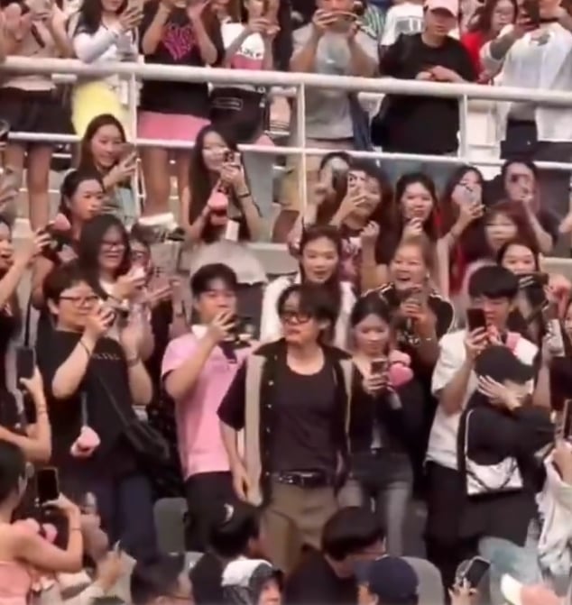 丁海寅现身力挺Jisoo超有爱 J-Hope仅坐普通观众席惹议