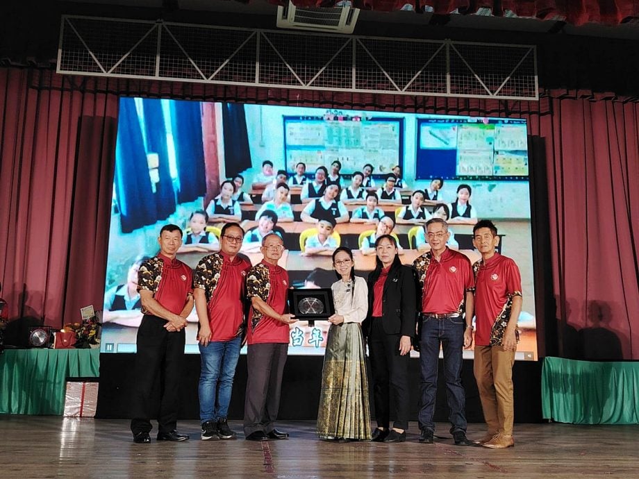 万里望万华一校  方淑芬校长荣休