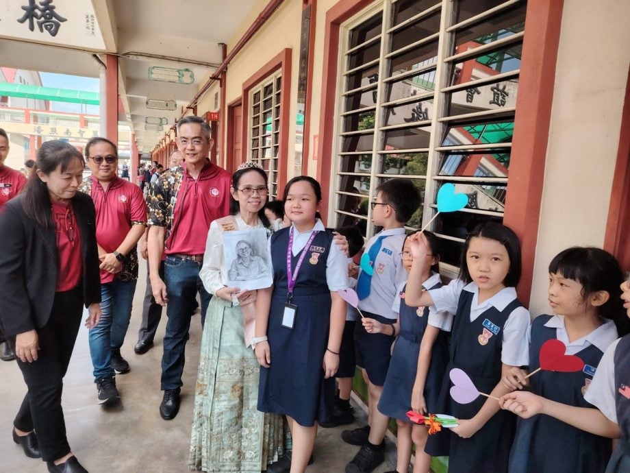 万里望万华一校  方淑芬校长荣休