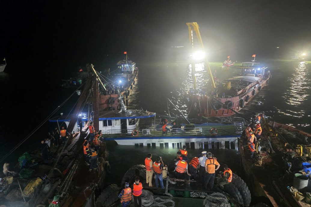 下龙湾游船遇风暴翻覆 10岁男孩靠非凡水性获救