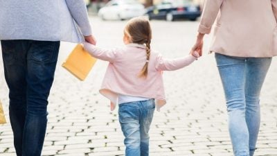 不孕夫妻想领养却被泼冷水 家婆一句“出身论”惹争议