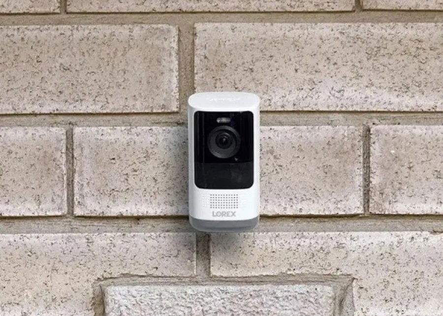 不满邻居电眼对准家门 男子38天狂贴67贴纸被控