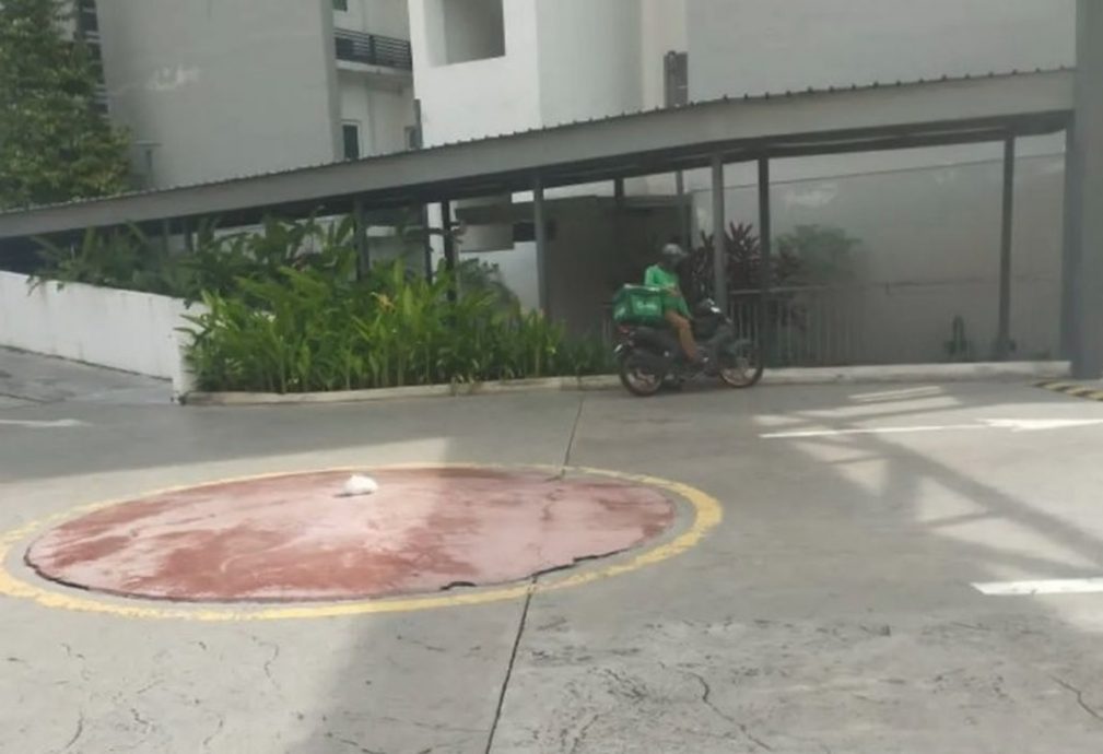 不等顾客下楼 餐点放路中央 女子怒斥送餐员没职业操守