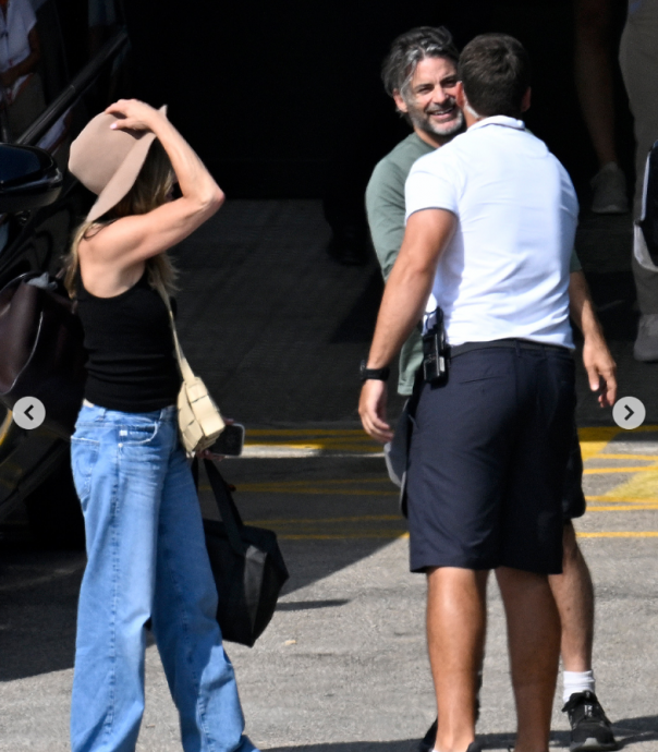 与新欢同游西班牙 珍妮花雅妮斯顿情牵人生教练